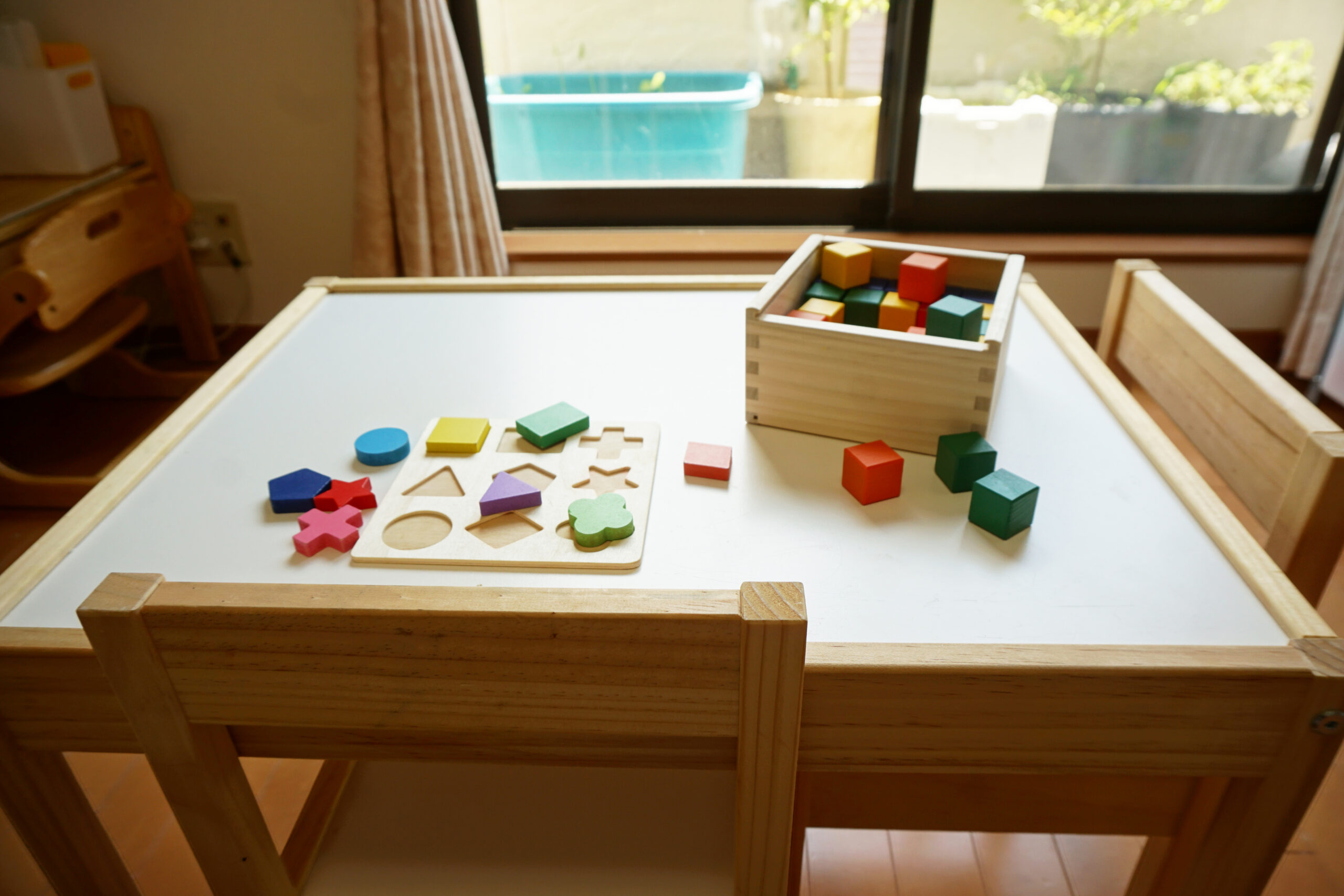 机とその上モンテッソーリ教具